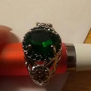 (NWT) green emerald ring sz 5